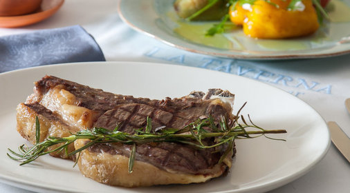 Телятина на кости с печеными овощами