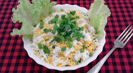 Салат с картошкой фри и курицей