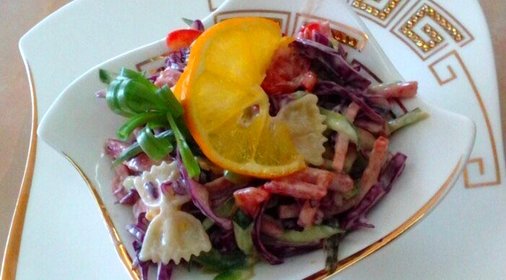 Салат с макаронами, копченой колбасой и огурцами