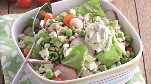 Салат с курицей, зеленым горошком и фетой