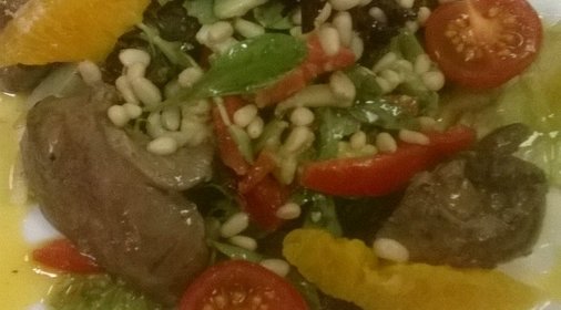 Теплый салат из печени кролика и авокадо с соусом маракуя