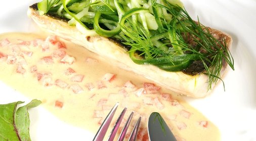 Кефаль с жареным огурцом, чесноком и медом