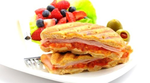 Легкие сэндвичи с прошутто и моцареллой