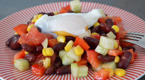 Мексиканский салат с яйцом-пашот