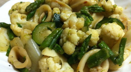 Салат с кальмарами и цветной капустой