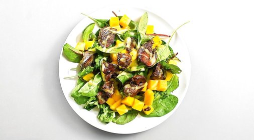 Салат с манго и куриной печенью