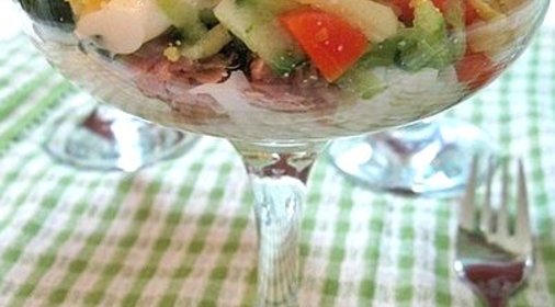 Слоеный салат с тунцом и сыром