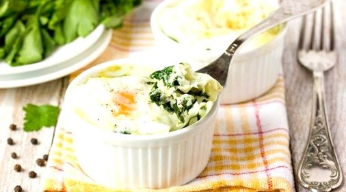 Яйца, запечённые со шпинатом