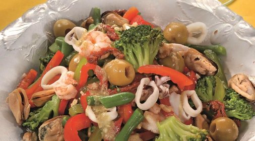 Салат из морепродуктов с овощами