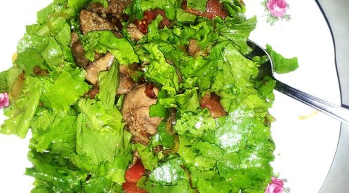Теплый салат с печенью и карамелизированным луком