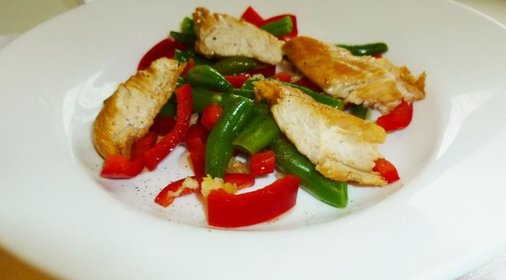 Салат с курицей и стручковой фасолью