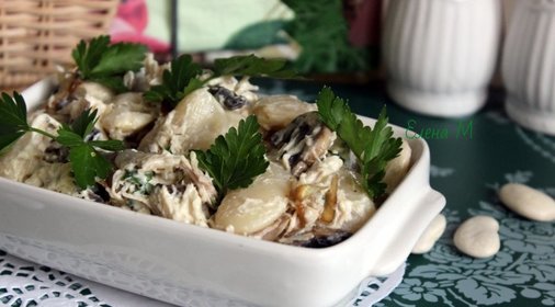 Салат с курицей, шампиньонами и лимской фасолью