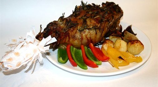 Запеченая нога ягненка