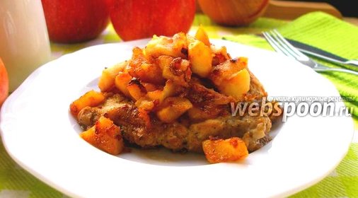 Свинина с яблоками, луком и имбирём