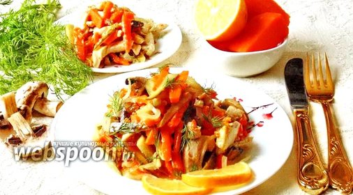 Тёплый салат с курицей, тыквой и грибами