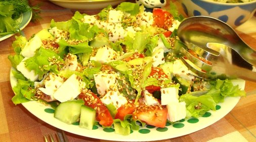 Овощной салат с моцареллой, кунжутом и пикатной заправкой