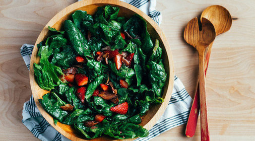 Салат из клубники и шпината