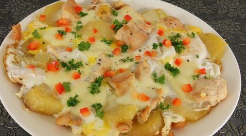 Яйца с картофелем, курицей и моцареллой