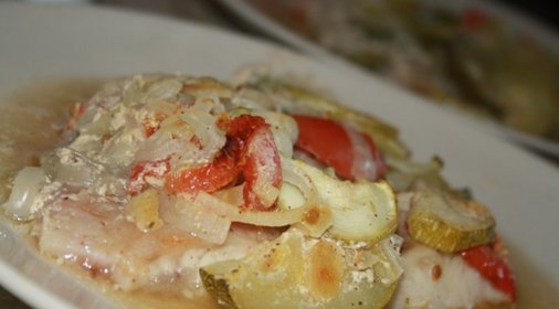 Рыба с летними овощами в пергаменте