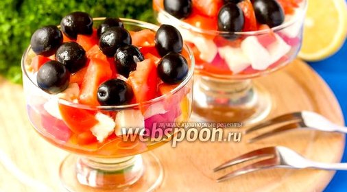 Салат с моцареллой, помидорами и маслинами