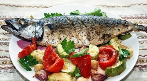 Скумбрия с овощами в духовке