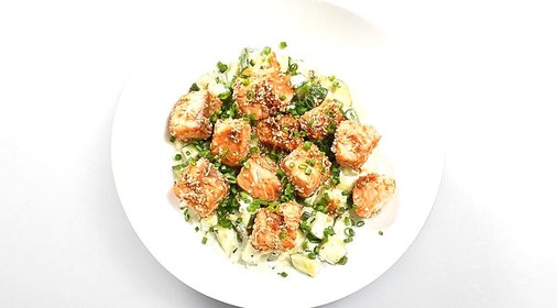 Лосось в кунжуте на подушке из цукини