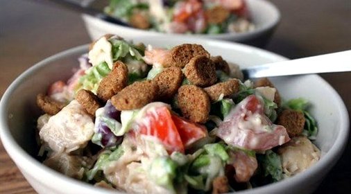 Весенний салат с куриной грудкой