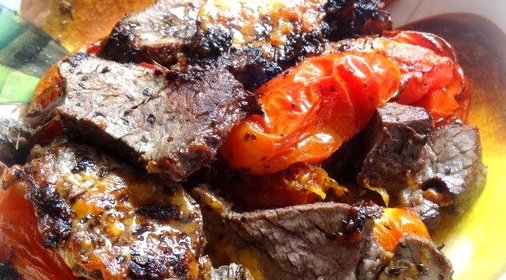 Теплый салат с помидорами и говядиной