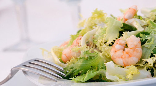 Зеленый салат с креветками с цитрусовой заправкой