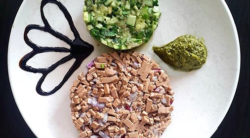 Тар-тар из печени трески с зеленым салатом