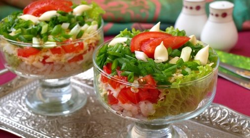 Салат с сардинами, яйцом и помидорами