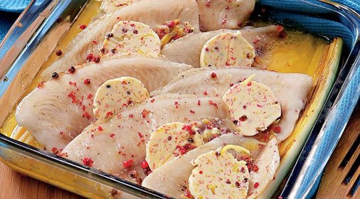 Тилапия с луком-пореем, розовым перцем и ароматным маслом