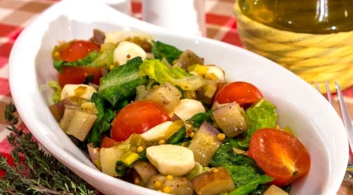 Салат с баклажанами, помидорами и моцареллой