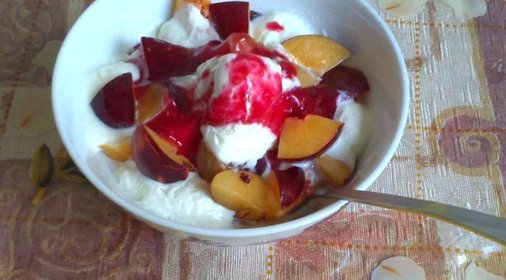 Фруктовый салатик с малиновым топингом