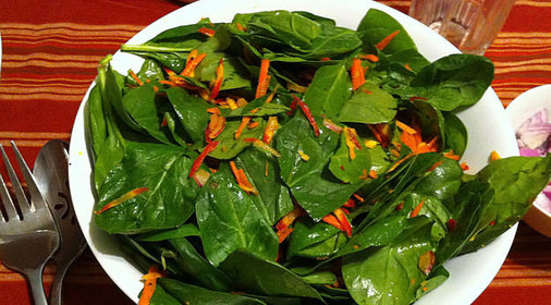 Салат из молодой моркови и шпината