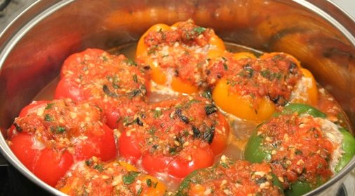 Перец, фаршированный мясом и овощами