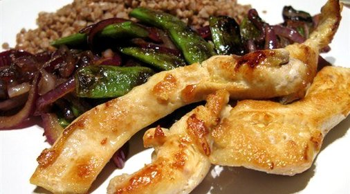 Куриное филе с зеленой фасолью и гречневой крупой