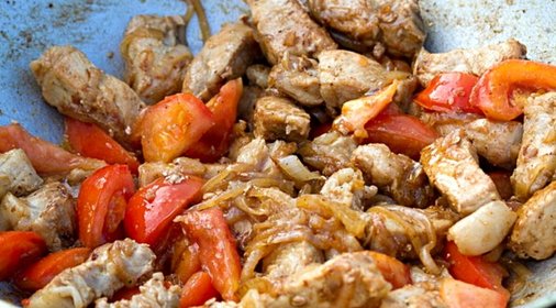 Свинина кусочками на сковороде с луком