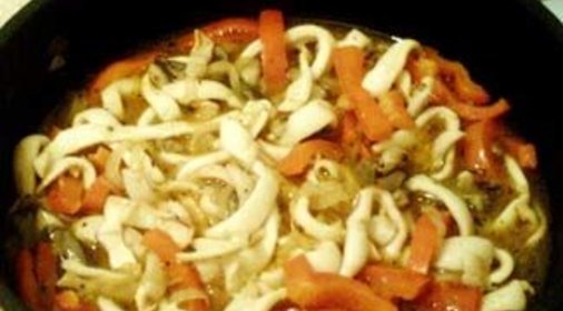Кальмары тушеные с вешенками и овощами