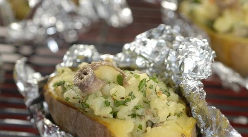 Картофель, фаршированный анчоусами