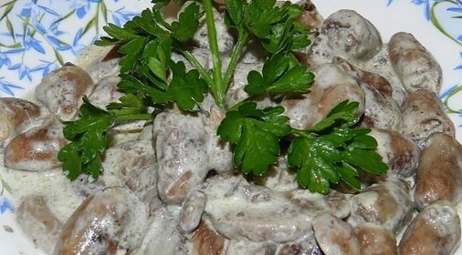 куриные сердечки с грибами в сметане