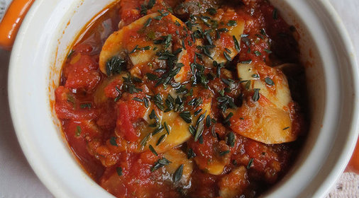 Шампиньоны в пряном томатном соусе