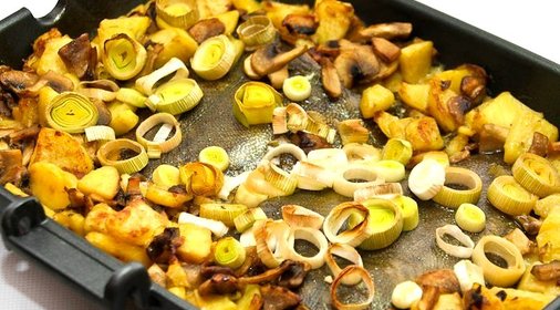 Печеная камбала с грибами и картофелем в вине