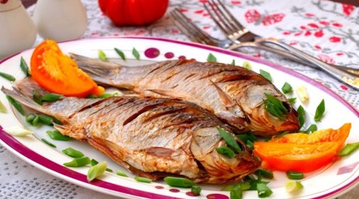 Запечённые караси на подушке из лука порея
