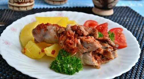 Куриные ножки с соусом Сацебели и картофелем на пару