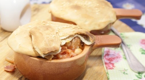 Мясо в горшочках с помидорами и фасолью