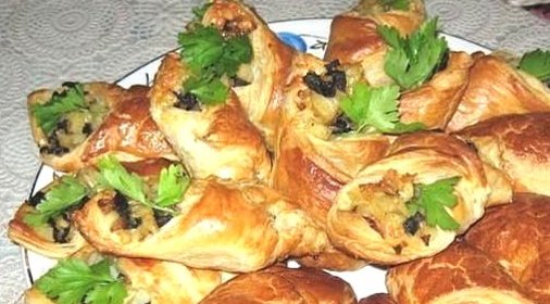 Грибные кулечки из слоеного теста
