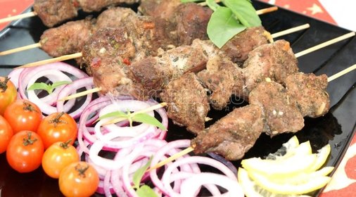 Мясо на деревянных шпажках