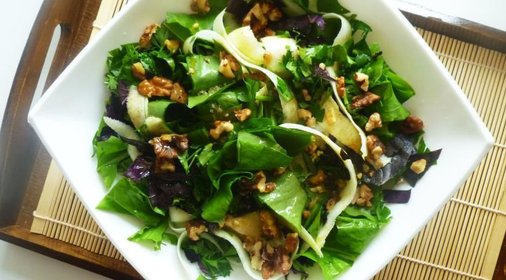 Салат из щавеля с молодым кабачком и орехами