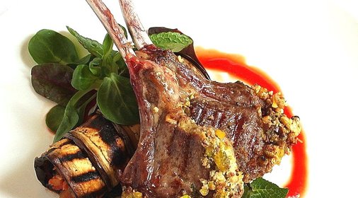 Баранья корейка с фисташками и фетой